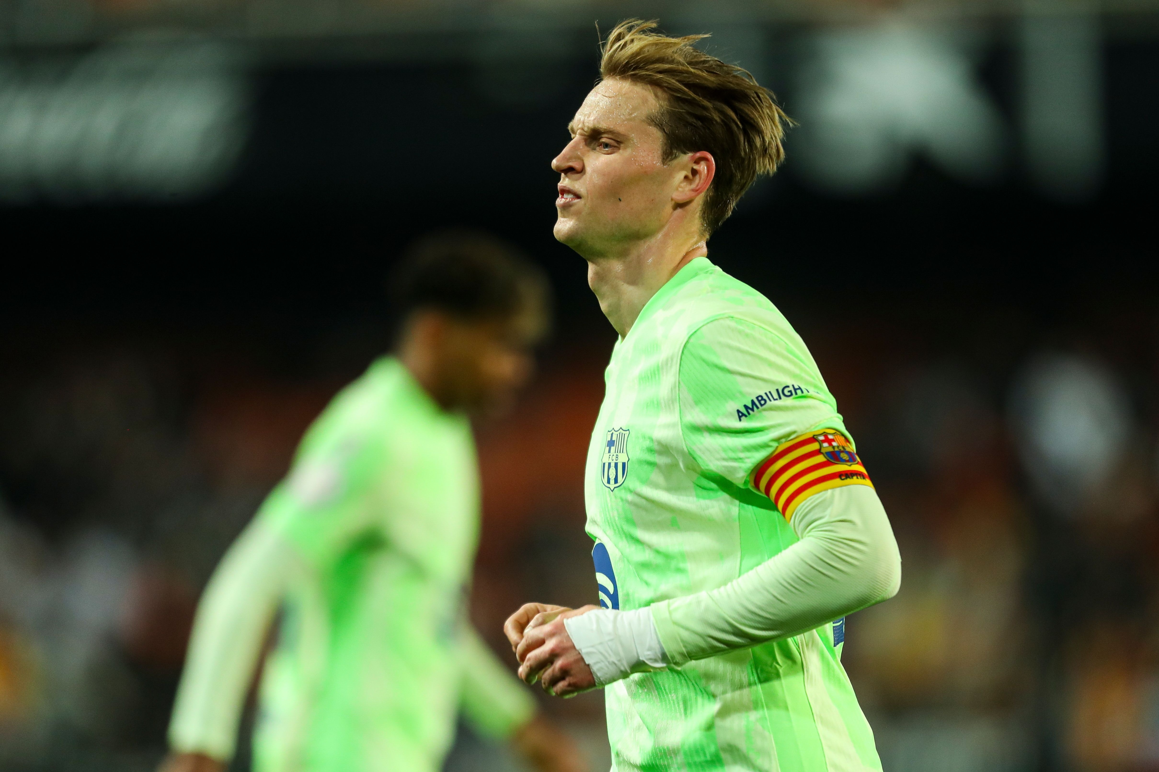 开云在线开户平台-西超杯决赛铲姆巴佩染红！官方：德容因暴力行为被禁赛1场+罚款