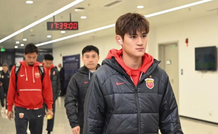 Kaiyun 平台-刘祝润已跟着上港冬训，为何还有球迷看好他离队，再次来英博效力