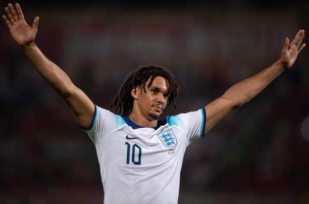 开云体育登录入口-三狮大啖鱼腩猛将出彩，阿诺德改踢中场是全新出路