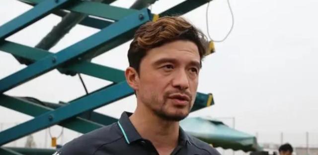 Kaiyun 平台-击败五位对手当选大连人主帅 谢晖与家人今日抵连