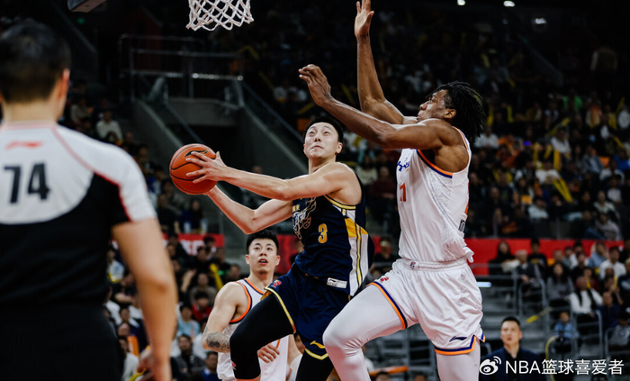 开云在哪里开户-40分惨败后又输了10分！广东惨遭上海双杀：杜锋恐裁掉萨林杰？|广东队|上海队|上海男篮|广东男篮|马尚-布鲁克斯_新浪体育_新浪新闻